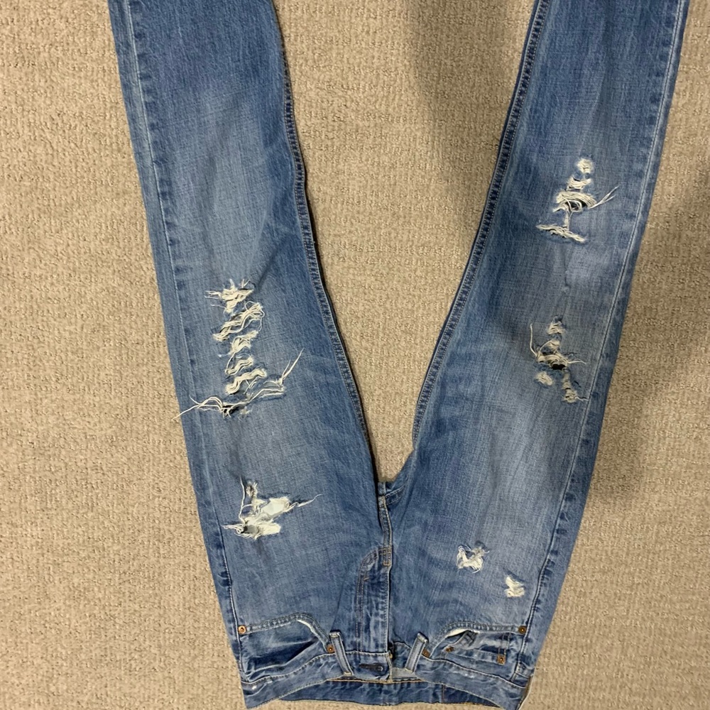 Levi’s ripped high rise mom jeans!!